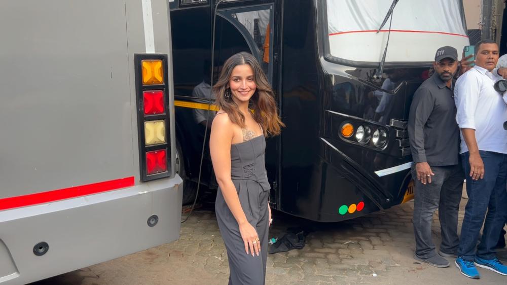alia-bhatt-was-spotted-shooting-for-what-women-want-season-5-with-kareena-kapoor-khan-as-part-of-her-promotions-for-the-upcoming-film-jigra